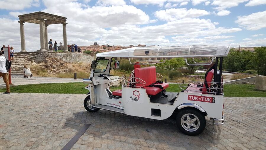 Tour Guiado En Tuk Tuk Recorre Avila De La Forma Mas Comoda - Audio guide + driver Q&A: how the story lands