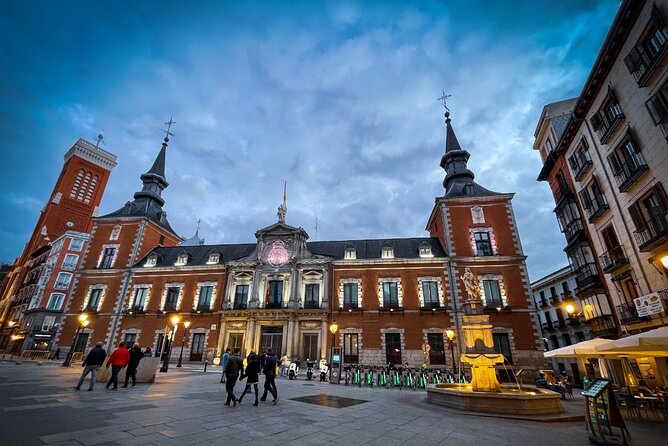Tour "Madrid of the Austrias" | Old Town ❤️ - Teatro Real: the serious facade that ends your walk
