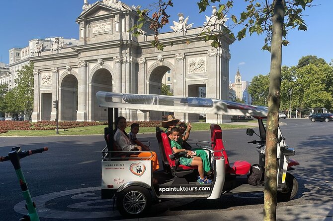 Tour Madrid: Royals, Plazas & Secrets 3H - Big monuments and major boulevards: Paseo de la Castellana, Plaza Colón, Cibeles, Gran Vía, Retiro