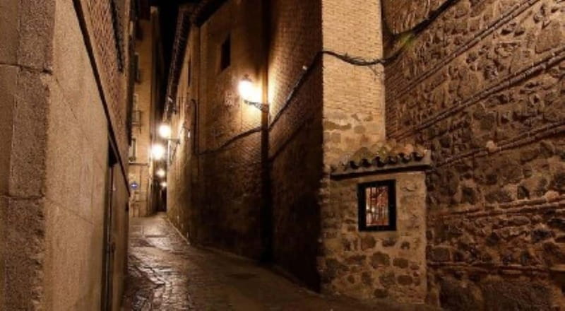 Tour Nocturno de Leyendas y Misterios con Subterráneo - Plaza del Seco and the Templar-Layer Stories