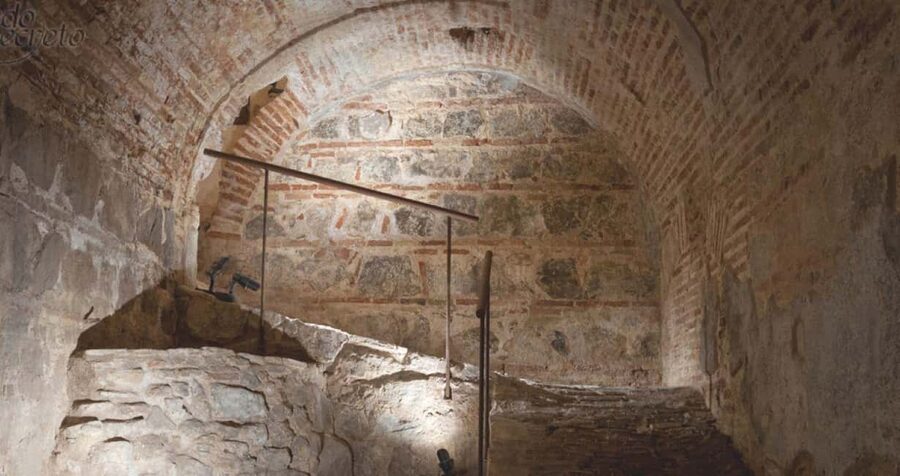 Tour Toledo Subterráneo: Descubre la Historia Oculta - Where to start in Toledo: Plaza del Ayuntamiento and the Pink Flag moment