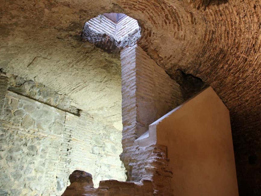 Tour Toledo Subterráneo: Descubre la Historia Oculta - Pozo del Salvador: why wells mattered
