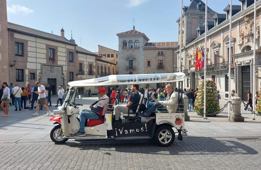 Tuk Tuk Tour with Wine Test in Madrid - Retiro Park: a calmer stop that breaks up the city grind