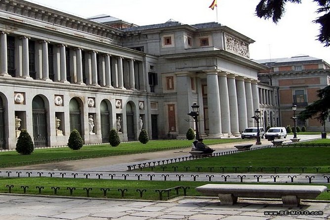 Visita privada al Museo del Prado - Meeting at the Monument to Goya: quick, central, low stress