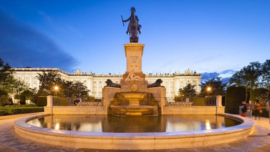 Visita VIP Palacio Real y citytour, Madrid al completo - Old Madrid on foot: Plaza de Oriente to Plaza Mayor