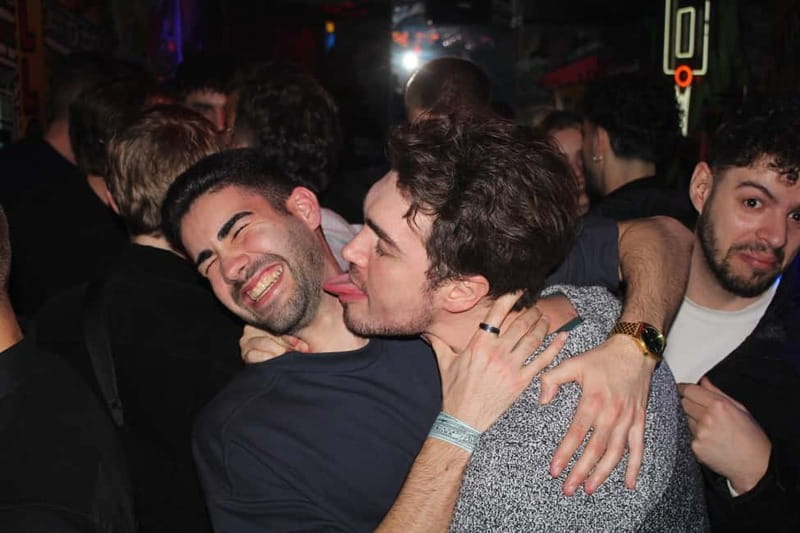 Wild Night Pub Crawl: Free Shots, Games & VIP Club Entry! - Language and vibe: who the guide is for